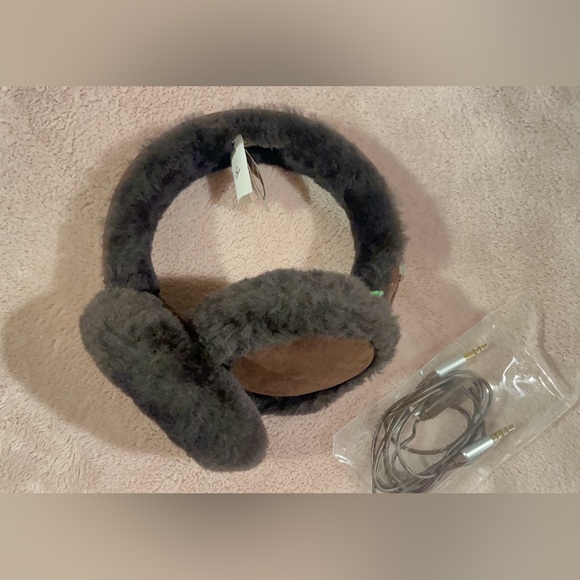 One Size Vintage Ugg Earmuffs & Gloves
- Sheepskin (from 2010s) - Picture 4 of 6